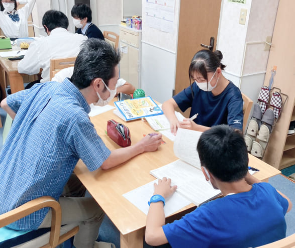 塾で指導を受けている生徒の写真