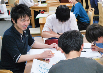 アットホームな環境で生徒に勉強を指導している写真