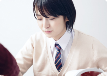 高校生が勉強しているイメージ画像
