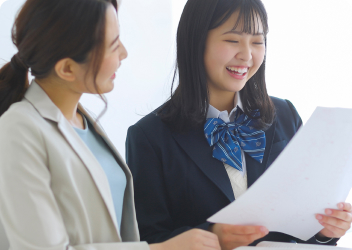 高校生が勉強しているイメージ画像