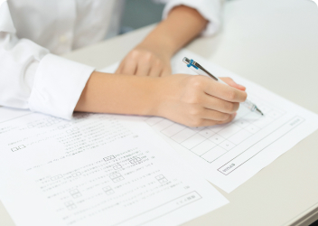 高校生が勉強しているイメージ画像