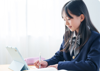 中学生が勉強しているイメージ画像