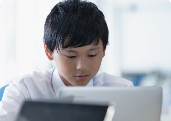 中学生が勉強しているイメージ画像