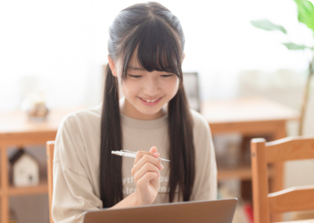 小学生が楽しそうに勉強しているイメージ画像
