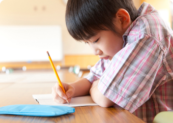小学生が楽しそうに勉強しているイメージ画像