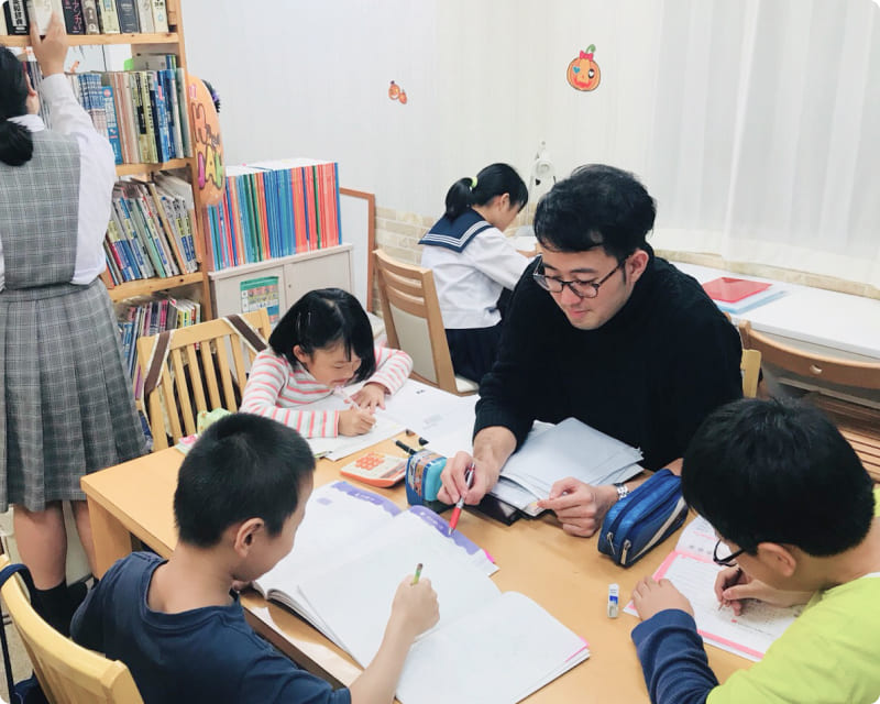 塾での学習風景画像２