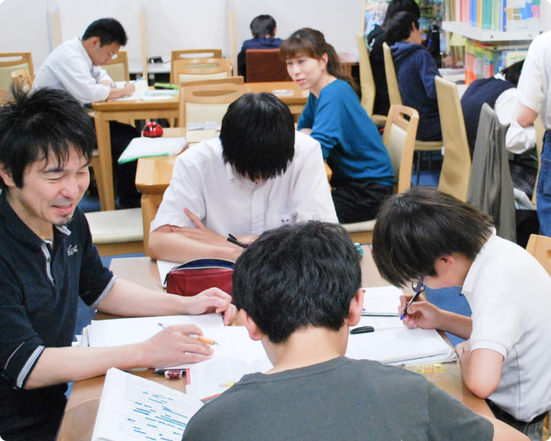 塾での学習風景画像３