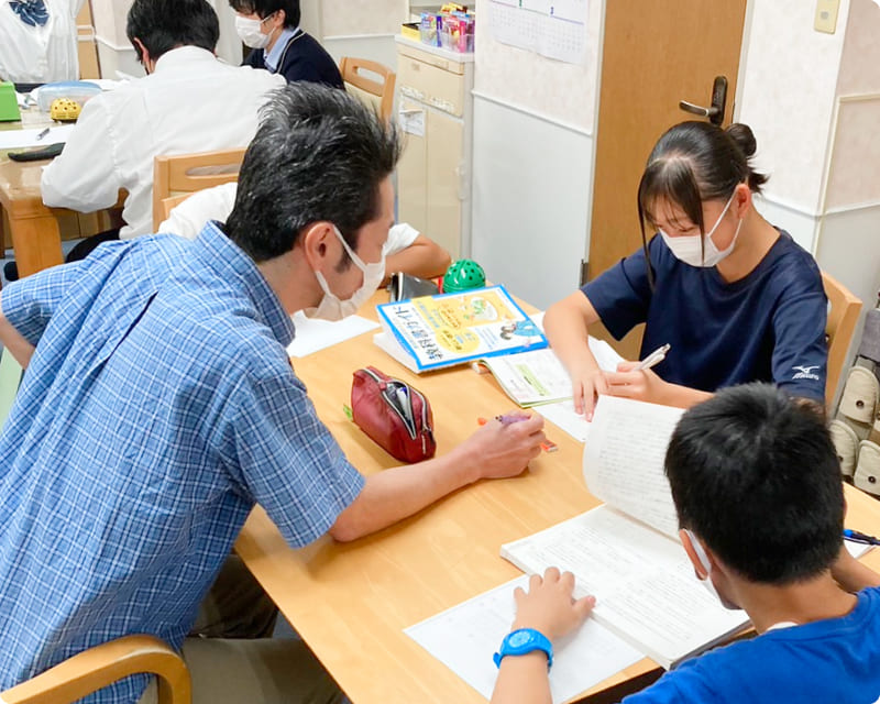 塾での学習風景画像４