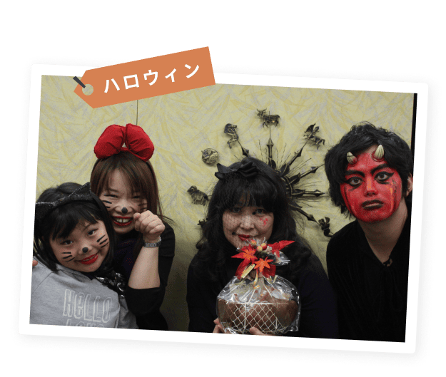 ハロウィンの仮装をした生徒と講師の写真