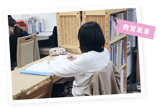 教室風景/生徒が自主的に一人で勉強している写真