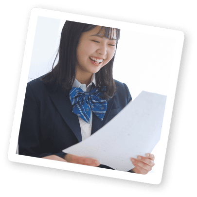 楽しそうに勉強している生徒の画像