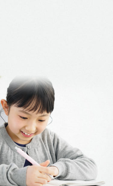 楽しそうに勉強している子の画像